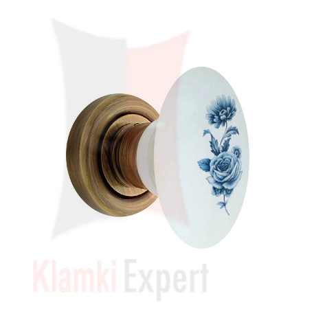 Klamka FLAVIA 681, porcelana biała z kwiatem niebieskim, rozeta 103 OG brązowiony przecierany