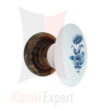 Klamka FLAVIA 681, porcelana biała z kwiatem niebieskim, rozeta 103 AN patynowany antyczny